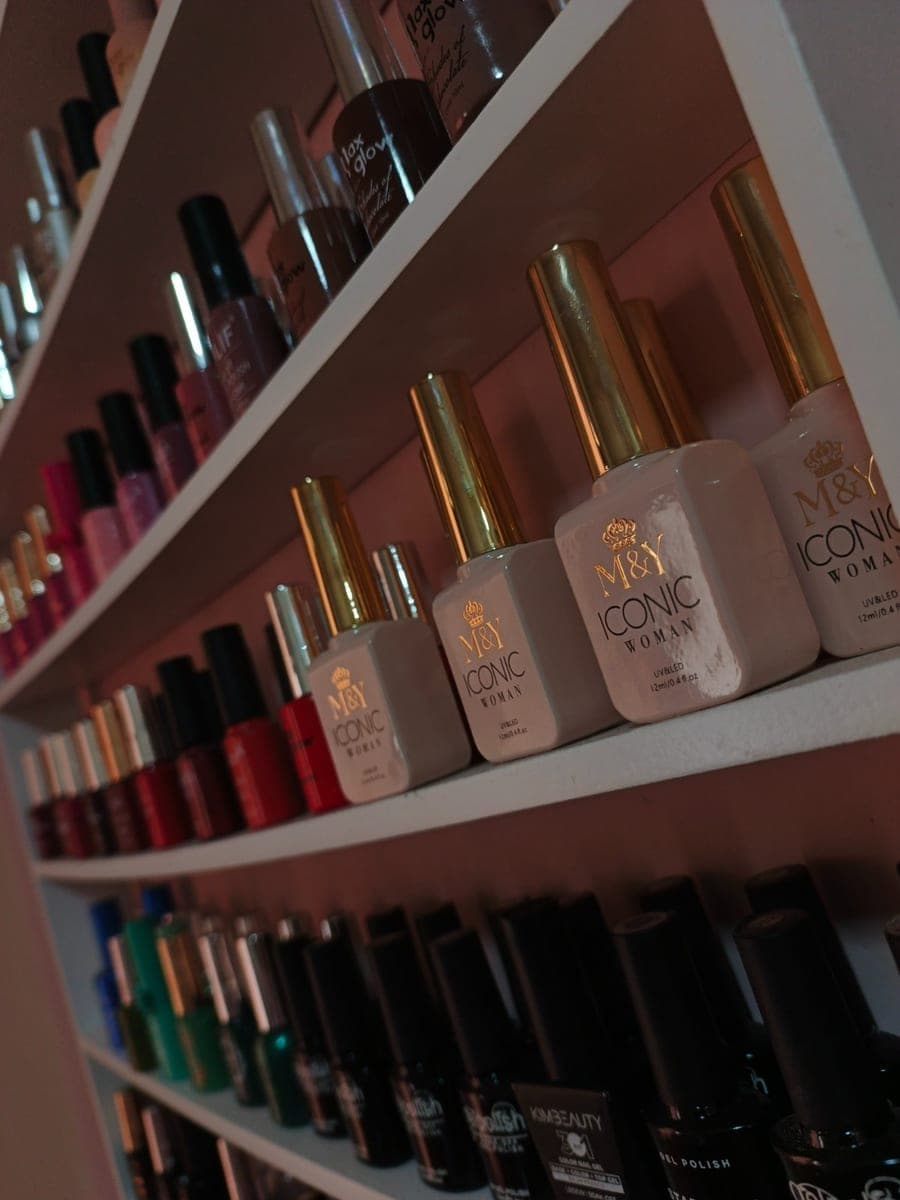 La pared de esmaltes del estudio