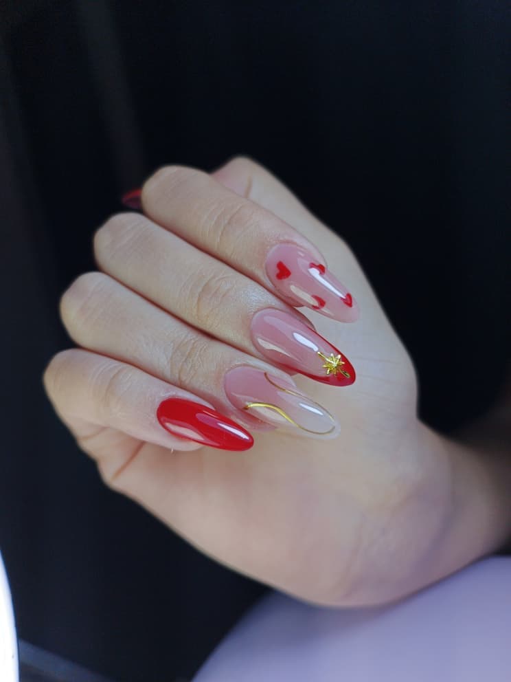 Manicura roja con corazones