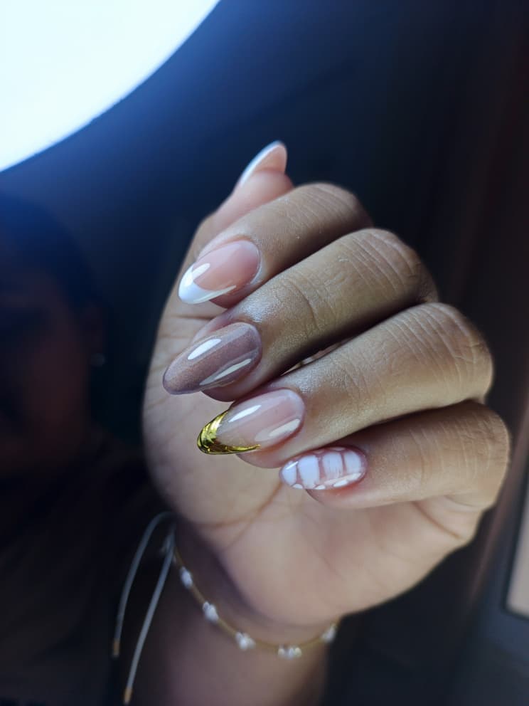 Manicura nude con cromado dorado